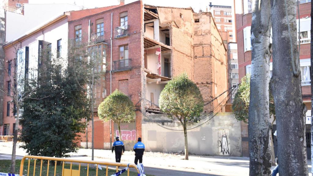 Imagen del edificio que ha sufrido la caída de cascotes en Valladolid