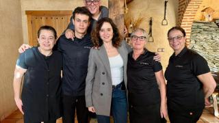 La presidenta de la Comunidad de Madrid, Isabel Diaz Ayuso, con los trabajadores del restaurante La Trébede en Pobladura del Valle en Zamora