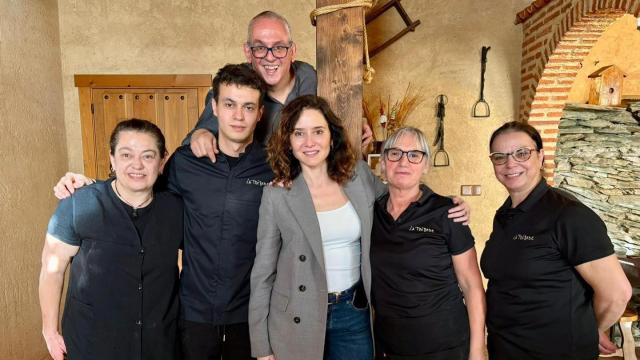 La presidenta de la Comunidad de Madrid, Isabel Díaz Ayuso, con los trabajadores del restaurante La Trébede en Pobladura del Valle en Zamora