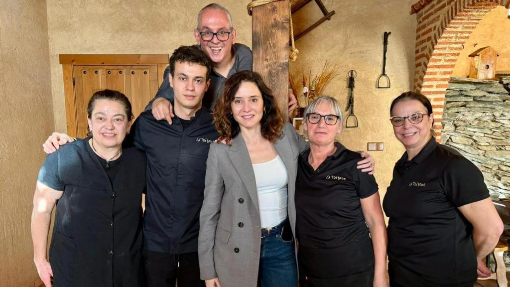 La presidenta de la Comunidad de Madrid, Isabel Díaz Ayuso, con los trabajadores del restaurante La Trébede en Pobladura del Valle en Zamora