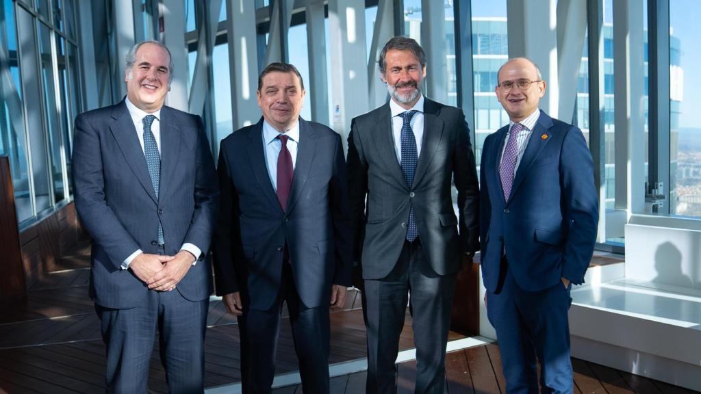 Luis Suárez de Lezo, presidente de la Real Academia de Gastronomía; Luis Planas, ministro de Agricultura, Pesca y Alimentación; Juanjo Cano, presidente de KPMG España; y José Miguel Herrero, director general de Alimentación