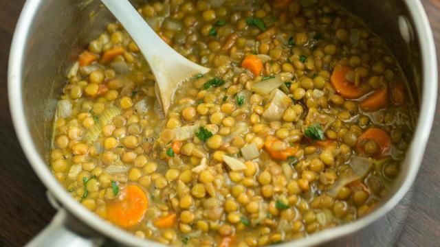 Una olla con lentejas.