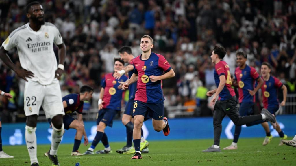 Los jugadores del Barça celebran la victoria en la Supercopa de España.
