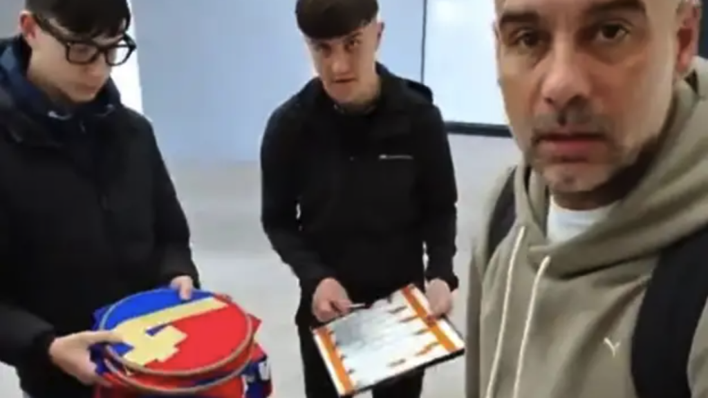 Guardiola explota contra unos jóvenes 'caza autógrafos'