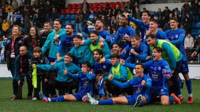 Los jugadores del Ourense CF celebran la victoria en Copa del Rey ante el Real Valladolid.