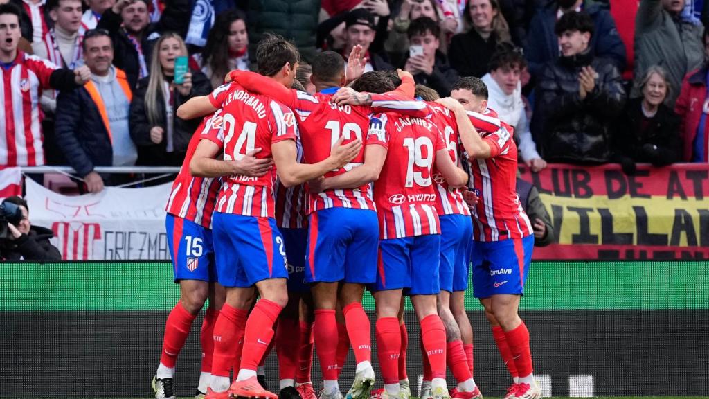 Los jugadores de Atlético de Madrid celebran el gol de la victoria ante Osasuna.