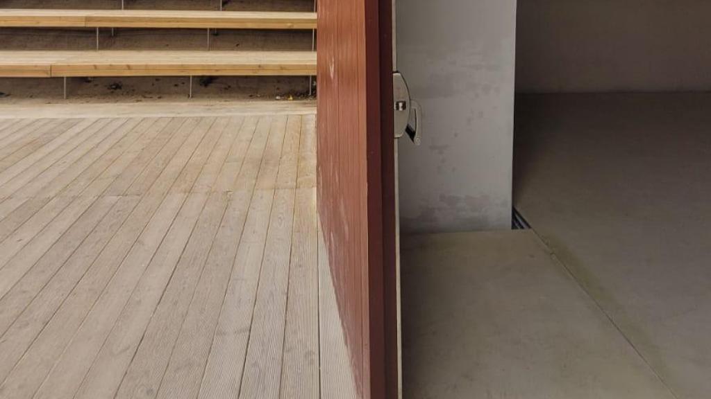 La puerta dañada del Salón Rico de Toledo.