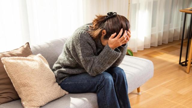 Mujer que sufre de salud mental, imagen de archivo