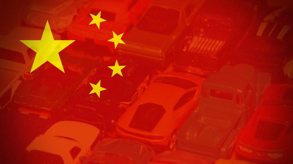 Bandera de China con coches de fondo.