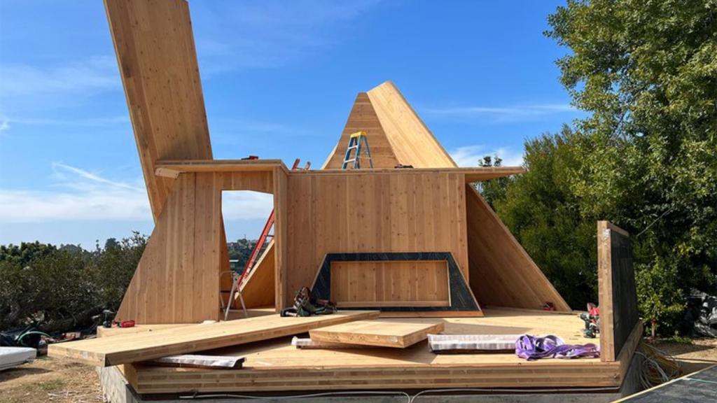 Los paneles de CLT se ensamblaron hasta que la estructura de Tetra-One tomó forma