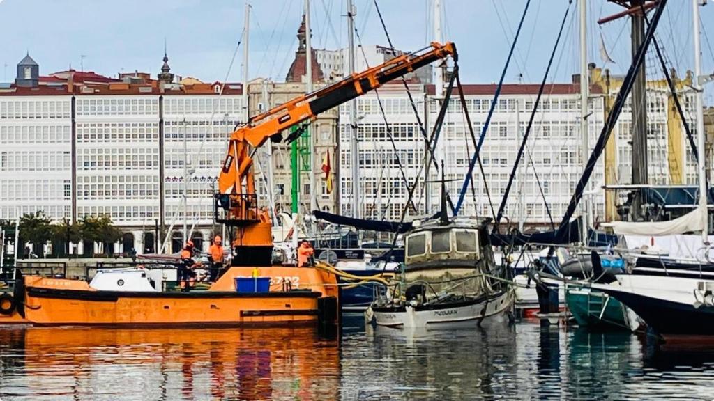Retirado un barco abandonado del puerto de A Coruña que se hundió y provocó un vertido