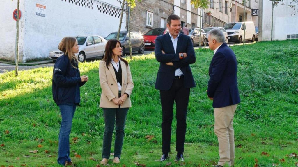 Visita de los titulares de Vivenda y Xuventude a la parcela de Xoán XXIII, en Santiago,  el pasado mes  de octubre.