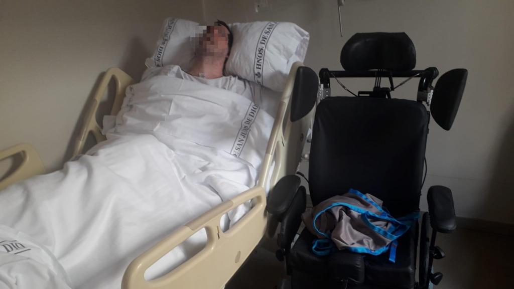 David, este domingo, en la habitación del Hospital San Rafael de Granada donde permanece ingresado.