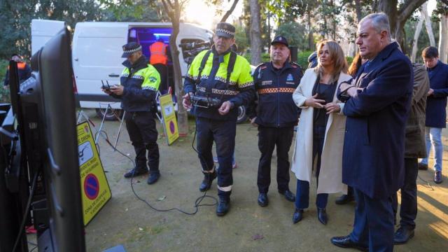 El alcalde de Sevilla, José Luis Sanz, durante las pruebas de drones para supervisar árboles singulares de Sevilla