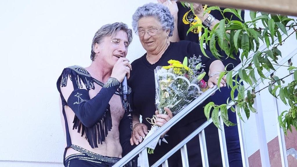 Tony Lomba cantándole a la Señora Alicia en 2013.