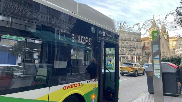 Imagen de un autobús de Vitrasa llegando a una parada en Vigo.