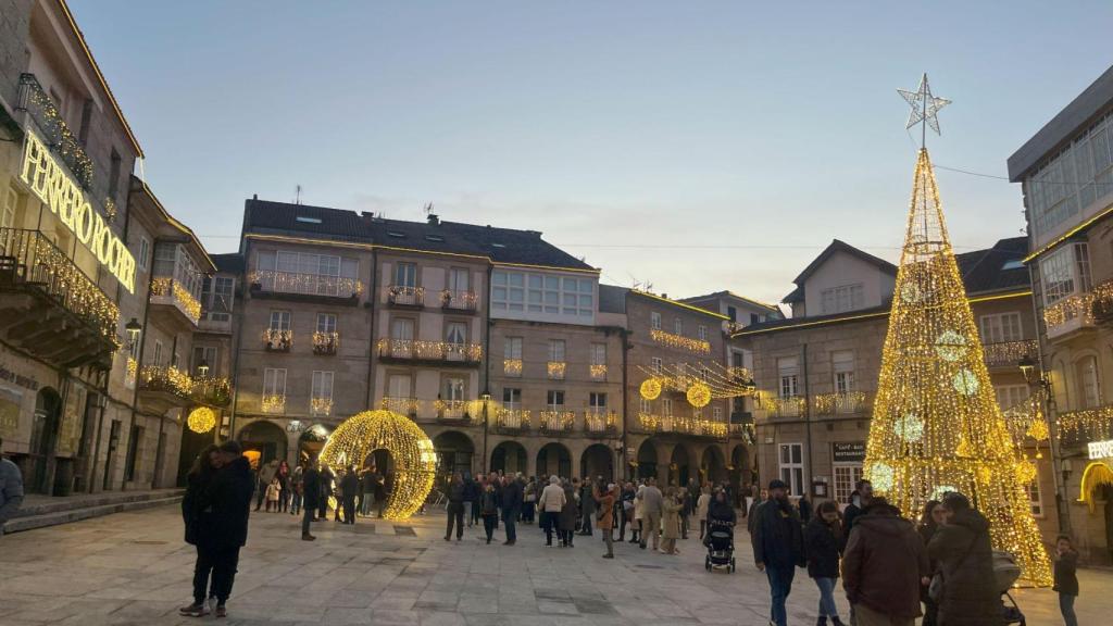 La Plaza Mayor de Ribadavia iluminada por las luces de Ferrero Rocher