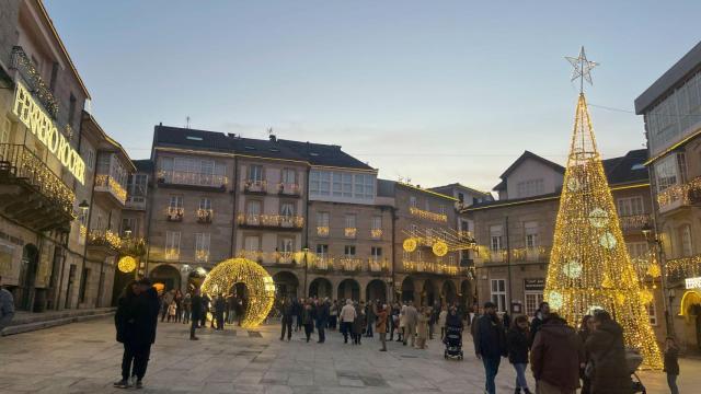 La Plaza Mayor de Ribadavia iluminada por las luces de Ferrero Rocher