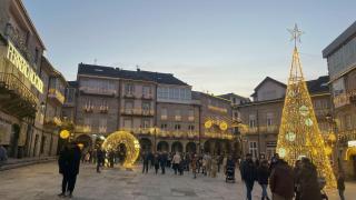 La Plaza Mayor de Ribadavia iluminada por las luces de Ferrero Rocher