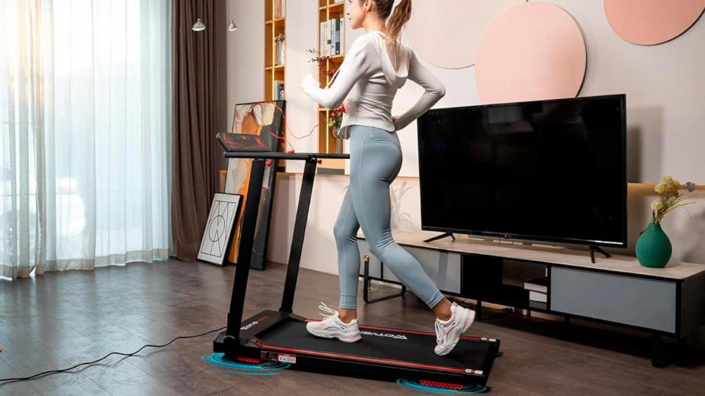 Ahorra dinero y tiempo entrenando con esta cinta de correr plegable que Amazon ha rebajado 70€