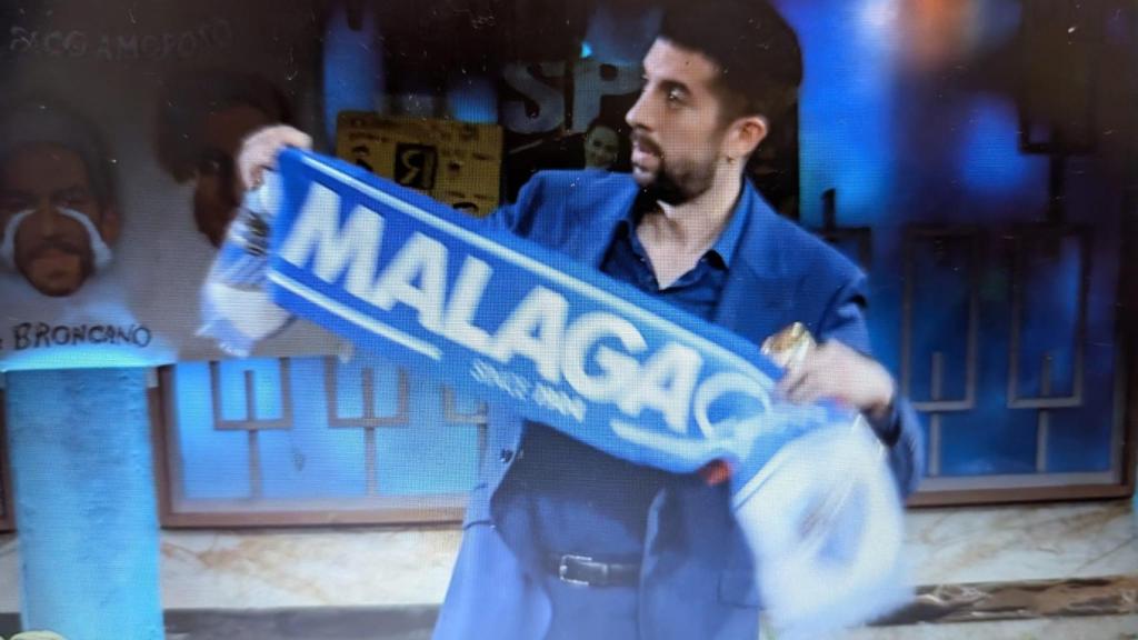 Broncano, con una bufanda del Málaga.