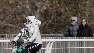 Varias personas transitan abrigadas para protegerse del frío por temperaturas mínimas de 4 grados bajo cero en el interior sur de Valencia. Efe / Ana Escobar