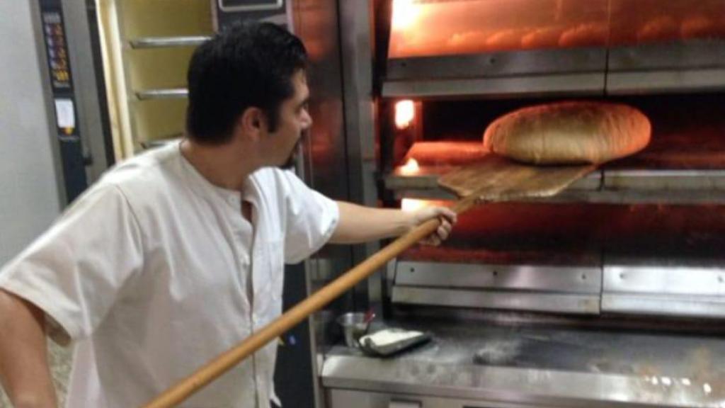 César trabajando en un panadería en Totana.