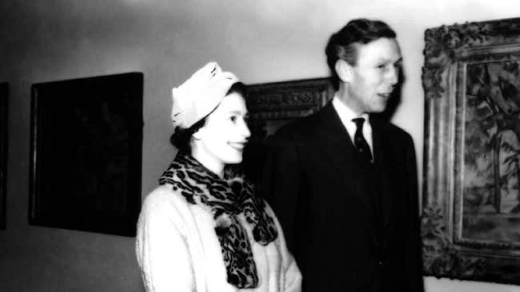 Anthony Blunt junto a la reina Isabel II.