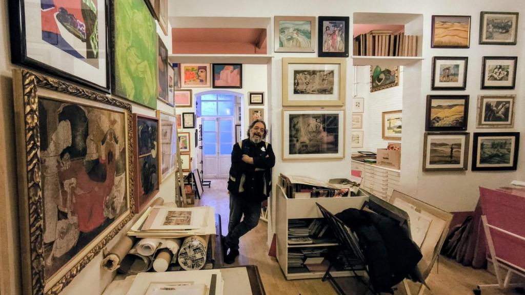 Samuel con las obras de arte en su almacén de Miguel Íscar