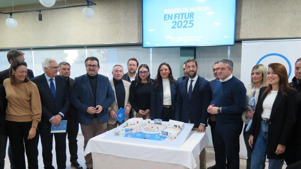 La consejera de Turismo, Carmen Conesa (c), este martes, en la presentación del estand de la Región de Murcia-Costa Cálida para Fitur.