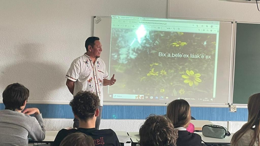 Ángel Sulub durante su charla en uno de los institutos.