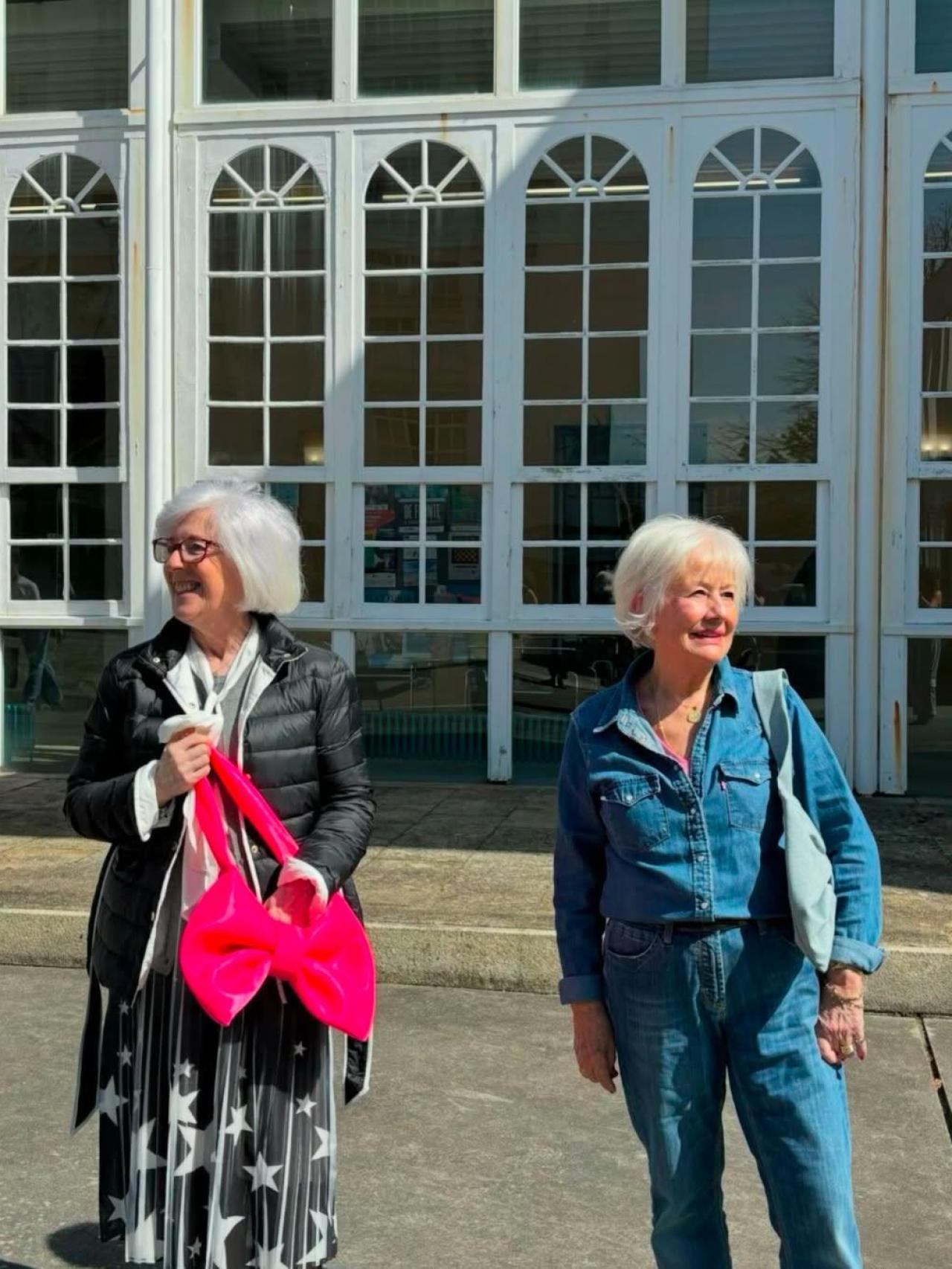 Clientas con su modelo del 'Bow bag'.