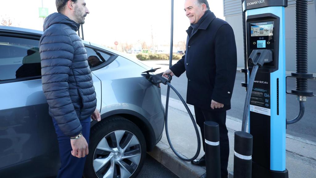 José Julián Gregorio en la estación de recarga de Powerdot en Talavera de la Reina.