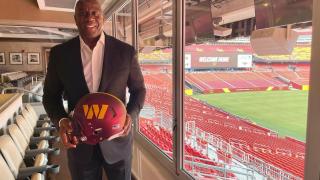 Magic Johnson con el casco de los Washington Commanders, su equipo en la NFL