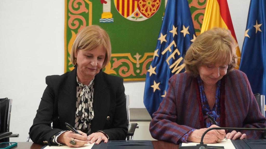 María José García Pelayo y rocío Nieto firman el convenio