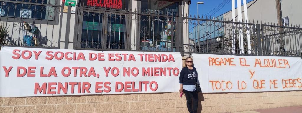 Antonia tiene por costumbre, llenar de pancartas de protesta la fachada del negocio familiar.