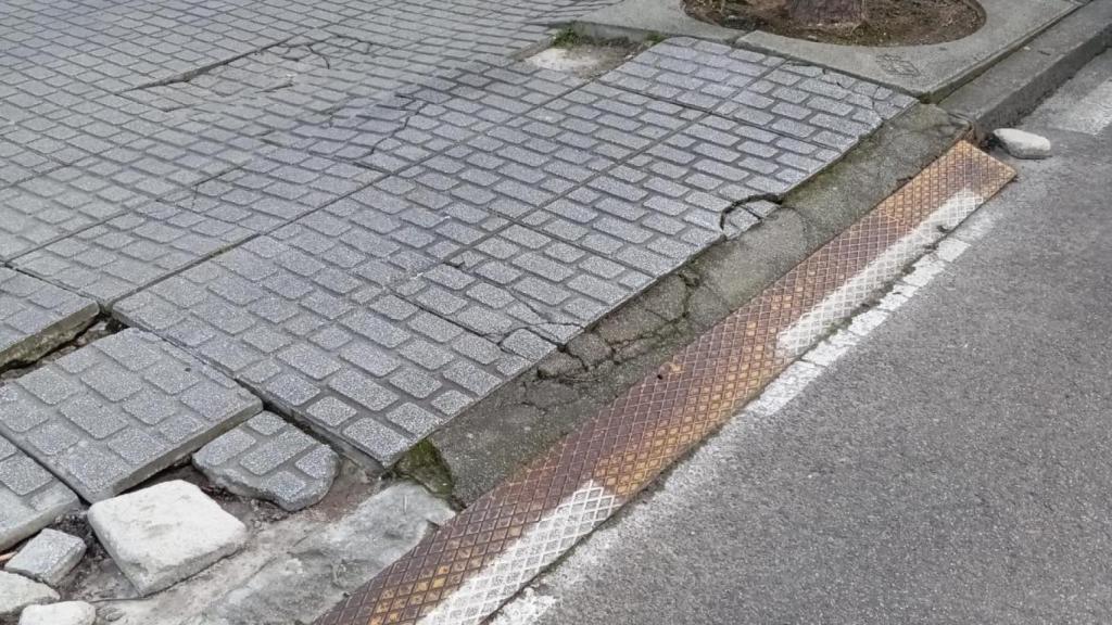 Daños en la acera de la calle Caballeros con Avenida de Chile.