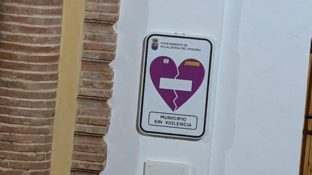 Detalle de uno de los carteles municipales contra la Violencia a las Mujeres en Villaluenga del Rosario.