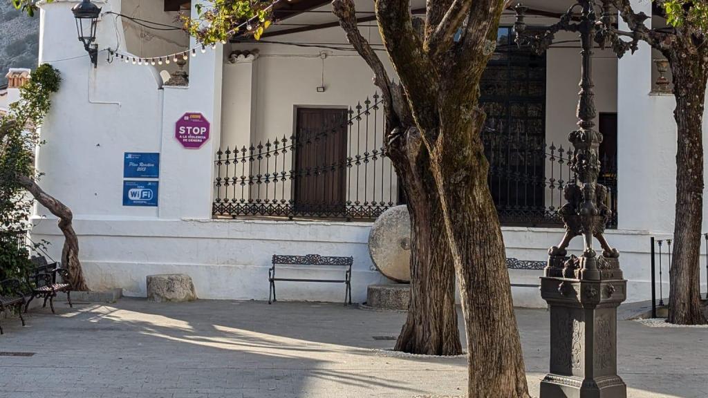 La fachada del Ayuntamiento de Villaluenga del Rosario, con uno de los carteles contra la violencia hacia las mujeres.