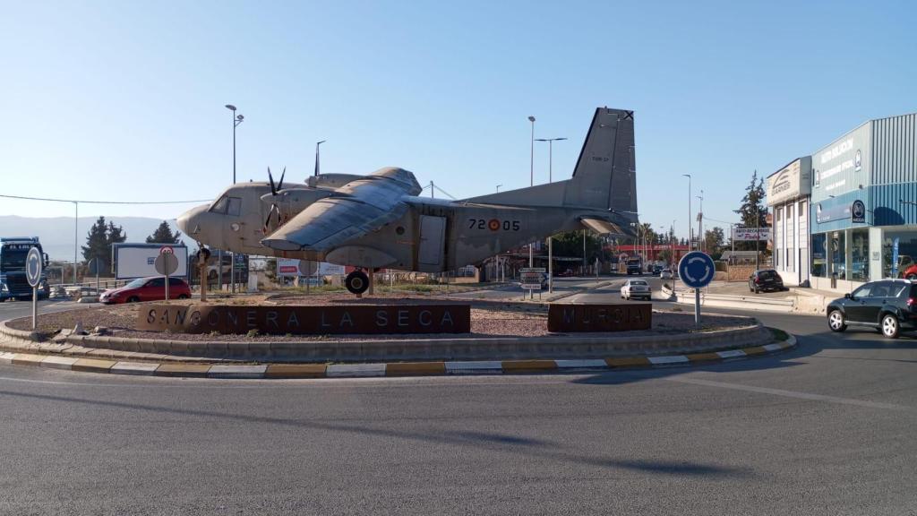 La rotonda que luce un avión utilizado antaño por los paracaidistas de la base que el Ejército del Aire tiene en Sangonera la Seca.