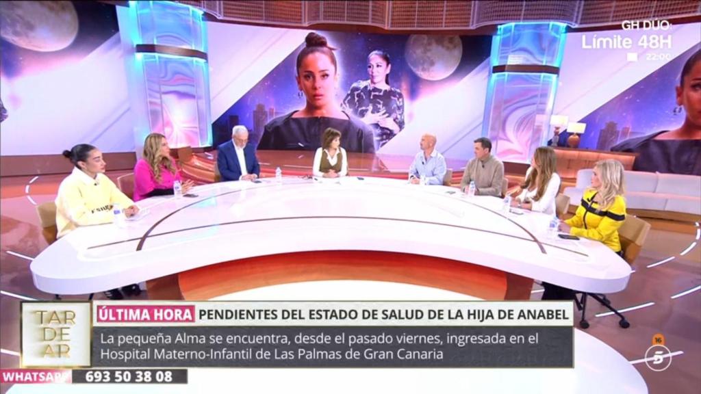 Ana Rosa junto a todos los colaboradores de 'TardeAR'