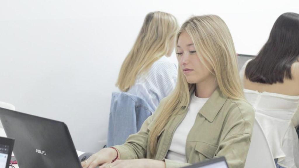 Una alumna del Máster Marketing Digital y miembro del equipo de Windup Lab