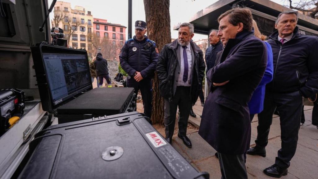 El alcalde de Madrid, José Luis Martínez-Almeida, durante su visita a la Plaza del Dos de Mayo para revisar las nuevas cámaras de la Policía Municipal.