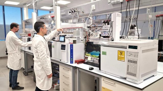 Técnicos de Labaqua en su laboratorio de Cromatografía.