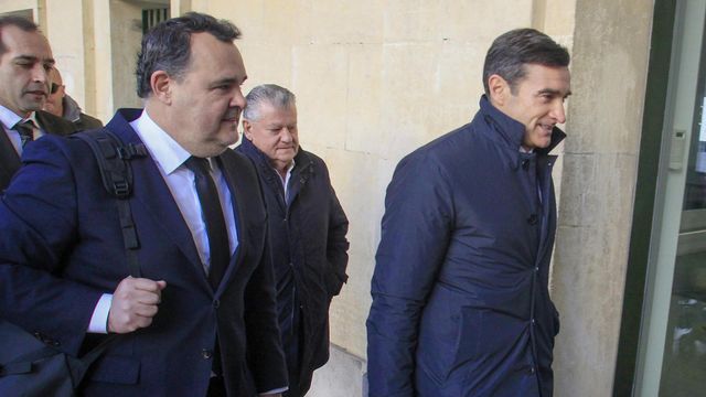 El actual presidente del Hércules, Carlos Parodi (d), y el ex presidente, Valentín Botella (2º d), a su llegada a la celebración este martes en la Audiencia Provincial de Alicante de la primera jornada del juicio.