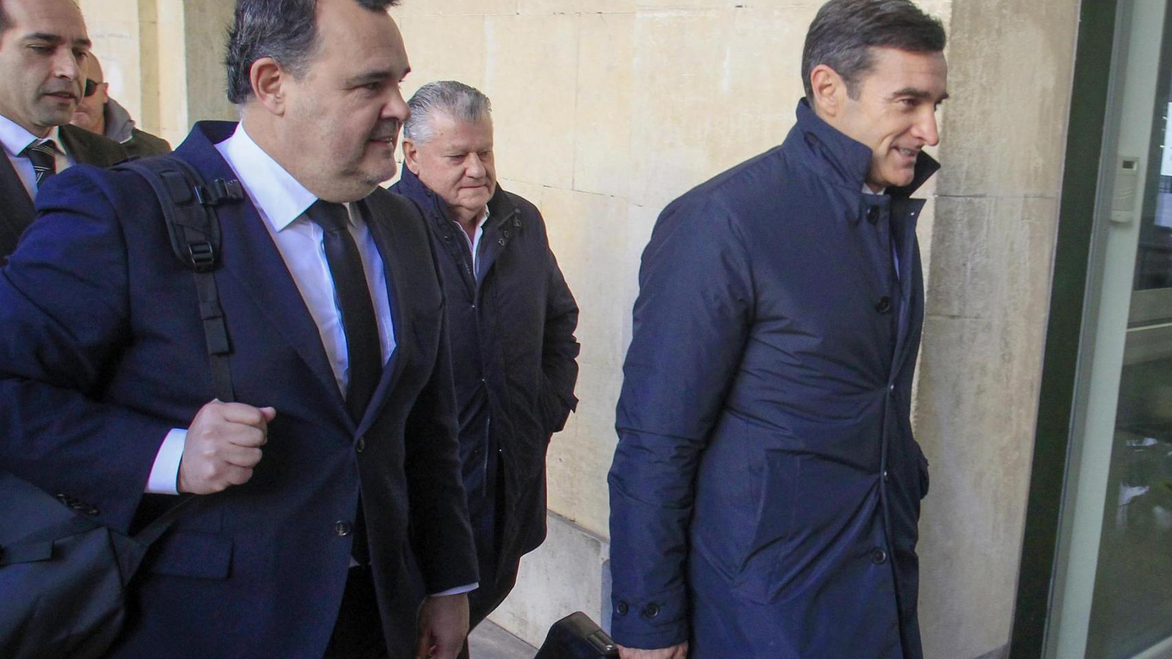 El actual presidente del Hércules, Carlos Parodi (d), y el ex presidente, Valentín Botella (2º d), a su llegada a la primera sesión del juicio en la Audiencia de Alicante.