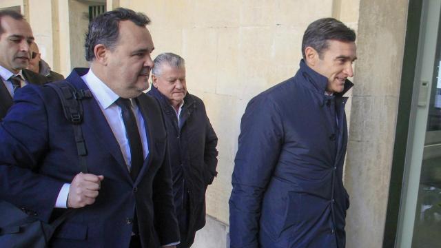 El actual presidente del Hércules, Carlos Parodi (d), y el ex presidente, Valentín Botella (2º d), a su llegada a la celebración este martes en la Audiencia Provincial de Alicante de la primera jornada del juicio.