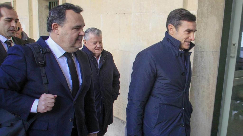 El actual presidente del Hércules, Carlos Parodi (d), y el ex presidente, Valentín Botella (2º d), a su llegada a la celebración este martes en la Audiencia Provincial de Alicante de la primera jornada del juicio.
