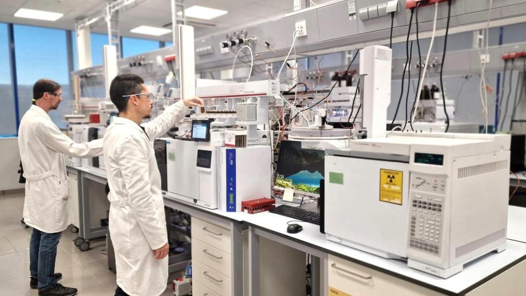 Técnicos de Labaqua en su laboratorio de Cromatografía.