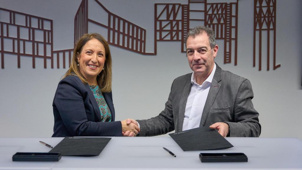 Firma del convenio entre el presidente de la FAMCP, Carmelo Pérez, la rectora de la Universidad de San Jorge, Silvia Carrascal